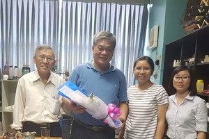 第十一郡第六坊婦女會向莊明星先生贈送鮮花致謝。