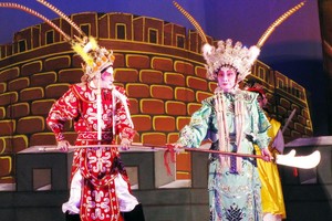 林振威與梁玉燕主演《木蘭從軍》。