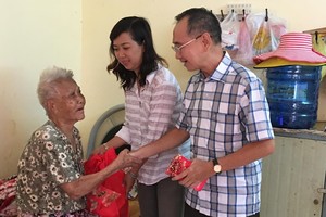 本報編委兼編輯部主任范興及工會 副主席陳月寶向玉光精舍老人贈送禮物。