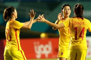 中國女足隊慶祝進球。