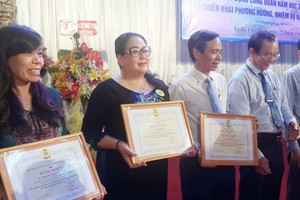 市教育與培訓廳工會委員兼市華語成人教育中心主任錢美秀榮獲出色表現的個人獎。