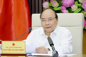 政府總理阮春福在會議上發言。（圖源：光孝）