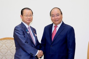 政府總理阮春福（右）接見日本眾議院財政預算委員會主席河村建夫。（圖源：政府辦公廳）