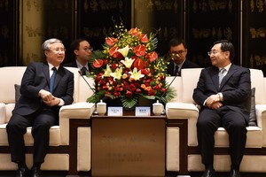 越南共產黨中央政治局委員、黨中央書記處常務書記陳國旺同志（左）與中國陝西省委書記、黨中央委員胡和平同志會談。（圖源：越通社）