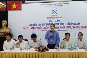 市新聞與傳播廳長楊英德介紹資訊技術獎活動。