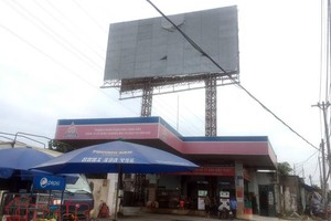 平新郡1號國道區域某加油站頂上的巨大廣告牌。