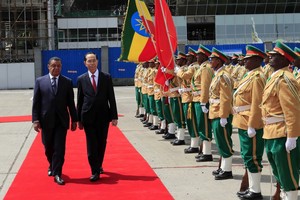 埃塞俄比亞總統穆拉圖‧ 特肖梅和國家主席陳大光檢 閱儀仗隊。（圖源：顏創）