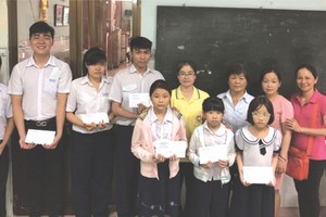 台商李桂芬女士與本報教育組配合向潁川雙語學校頒贈助學金。