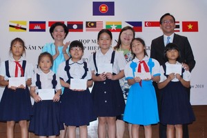 組委會向該校都市學系的10名大學生及舊邑郡20名小學生頒發獎學金，每份價值100萬元。