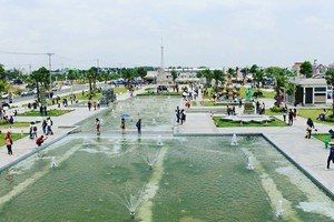 公園面積約1公頃，座落在隆安省德和縣美行鄉富生吉祥居民區內。