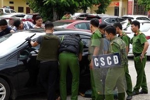 擾亂者固守在汽車裡。（圖源：越雄）