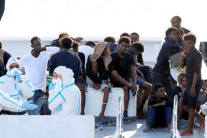 西西里港迪奇奧蒂號船上等候下船的尋求庇護者。（圖源：路透社）