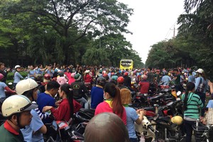 上千工人匯集在Timber Industries公司門前罷工停產。（圖源：NĐN）
