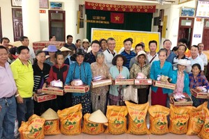 諸位熱心人士向貧困戶派發禮物。