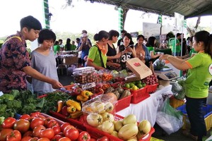 “第三次富美興綠色盛會日”吸引眾多關心無公害果蔬與健康食品的消費者的參觀、選購。