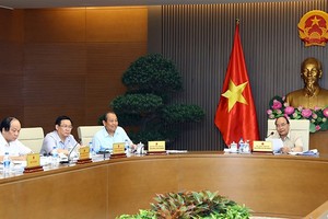 政府總理阮春福（右一）主持討論10大內容的政府常務會議。（圖源：統一）