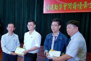 市民族處副主任梁鴻德(左一)與溫陵會館 理事長張子諒(右一)頒發獎學金給碩士畢業生。