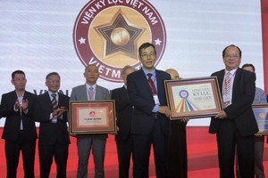 越南紀錄大全中心頒發證書給各集體與個人。