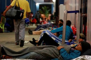 委內瑞拉民眾在秘魯邊境服務中心滯留。（圖源：路透社）