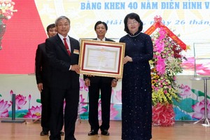 受國家主席委託，國家副主席鄧氏玉盛向海厚縣幹部與人民轉授在抗法殖民侵略戰爭時期人民武裝力量英雄稱號。（圖源：文達）