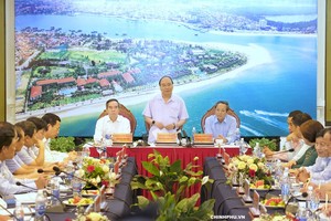 政府總理阮春福（中）在會議上發表講話。（圖源：chinhphu.vn）