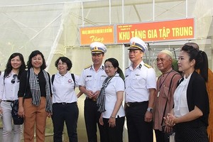 代表團前往看望並向正在土硃島上執行任務的幹部及戰士贈送禮物後合照。