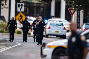 警方在現場進行調查。（圖源：AP）