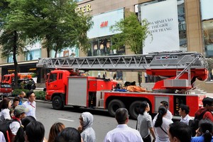 市消防警察科聞訊後迅速調派多輛消防車和數十名消防員趕抵現場滅火。（圖源：友科）