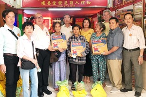 建昌堂各理事向窮人送愛心。