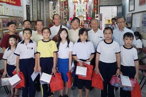 優秀的何氏子弟獲頒發獎助學金。