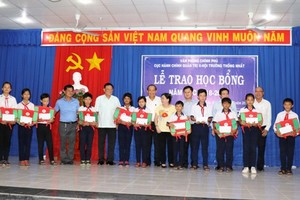 政府常務副總理張和平向好學貧困學生頒發助學金。（圖源：越通社）