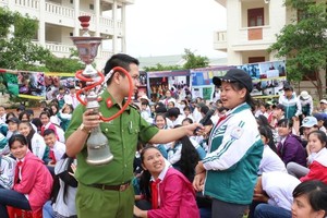 在校園宣傳反毒、防毒，提高學生對毒品危害的知識。