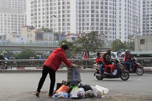 大人亂丟垃圾，怎能給孩童做個好榜樣？