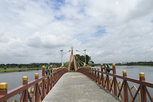 吊橋位於巴衛區奔農波湖。（圖源：互聯網）