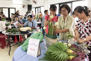 第五郡越華婦女參加插花比賽。