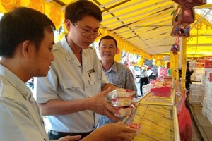 食品安全監察員在某一零售店取樣月餅送去檢測。（圖源：玉映）