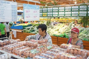 消費者在Co.opmart連鎖超市購買無公害食品。