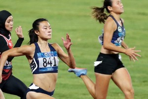 郭氏蘭與黎秀征在女子200米比賽。