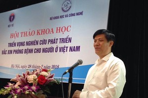 衛生部副部長阮清隆在研討會上發言。（圖源：裴月）