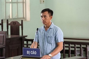 涉嫌恫嚇殺人罪的被告人阮文平站在被告席上答法官問案。（圖源：VOV）