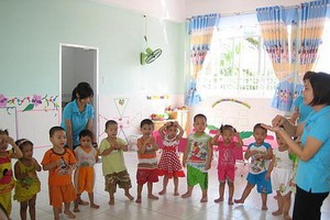 工人子女在平新郡寶元有限責任公司投建的小太陽幼兒園上課。