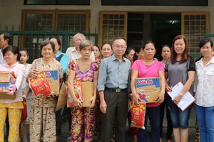 本報代表去年底向第六郡貧困戶派發新年禮物。