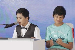 視障少兒小傑去年中秋晚會表演彈琴節目備受好評。