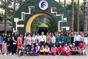 啟秀華文中心校委及學生參觀古芝地道。