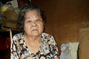 繆霞需要助行架才能移動。