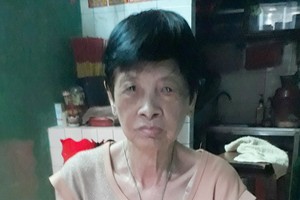 白月好獨自一人生活。