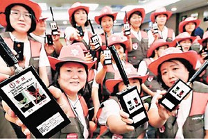 首爾通過培訓的巡邏員，各人手執一部針孔攝像頭探測儀。（圖源：互聯網）