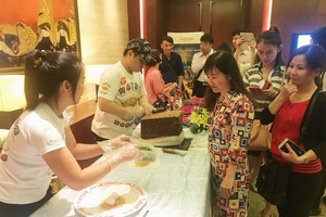 台灣旅遊業者向參觀者介紹美食。