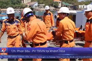 海上受傷的中國籍船員獲送上岸搶救。（圖源：越通社視頻截圖）