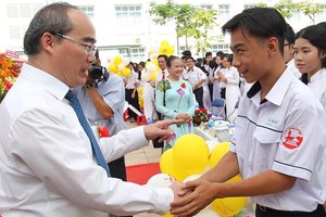 市委書記阮善仁（左）和嘉定高中學校同學們親切握手並鼓勵繼續努力學習。（圖源：黃雄）